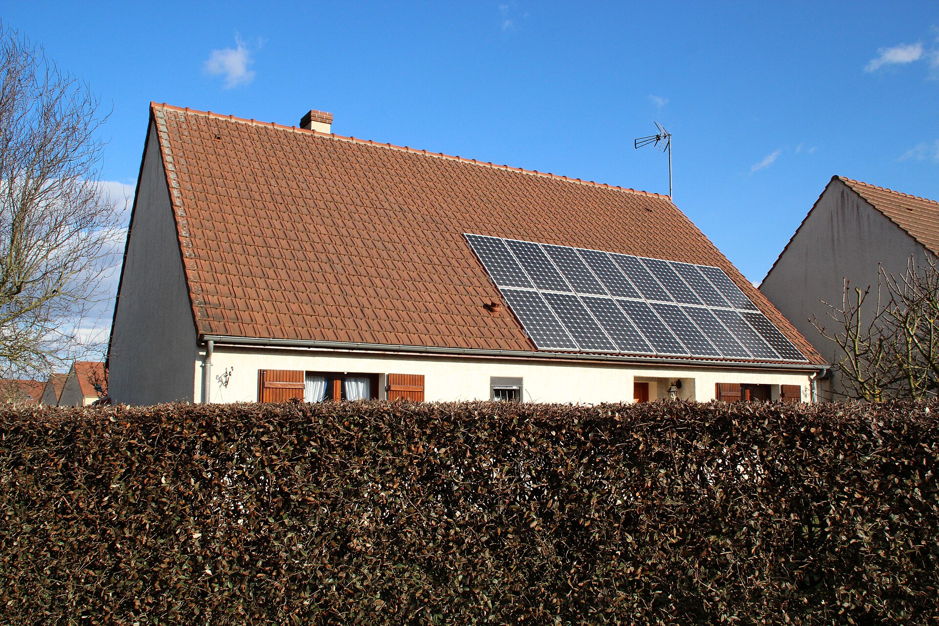 Paneles solares instalados en el techo de una vivienda
